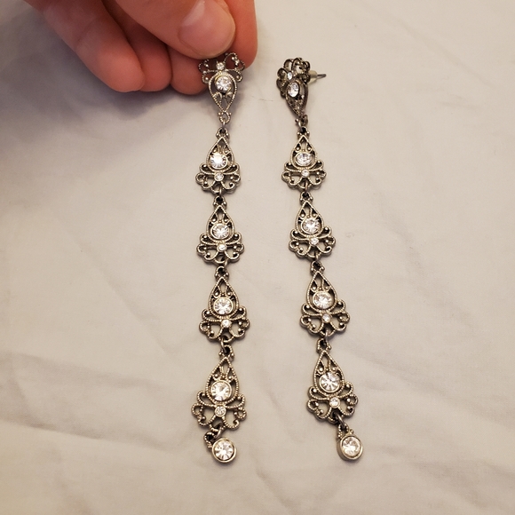 Jewelry - Silver & crystal filigree dangle earrings